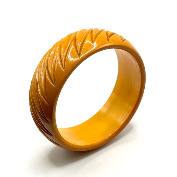 Vintage Bakelite Deep Carved Butterscotch Bangle Bracelet - Picture 2 of 3